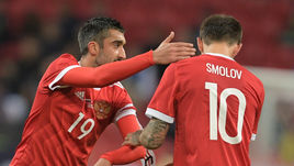 Вторник. Казань. Россия - Иран - 1:1. Федор СМОЛОВ передает капитанскую повязку Александру САМЕДОВУ.