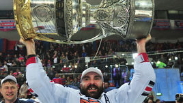 19 апреля 2016 года. Москва. ЦСКА – "Металлург" (Магнитогорск) – 1:3. Крис ЛИ (№4) с Кубком Гагарина.