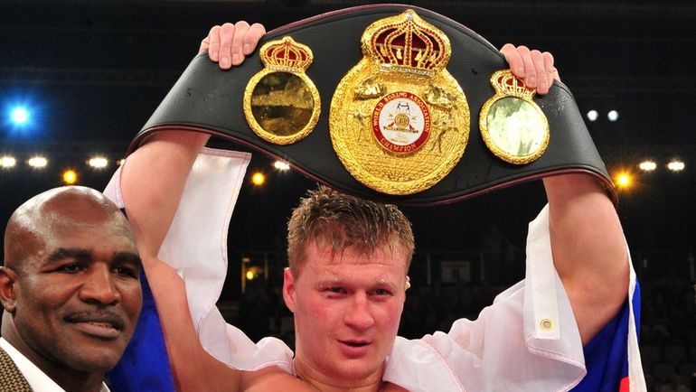 Александр ПОВЕТКИН с титулом чемпиона мира по версии WBA в тяжелом весе. Фото AFP Александр ПОВЕТКИН с титулом чемпиона мира по версии WBA в тяжелом весе. Фото AFP