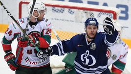 Сегодня. Москва. "Динамо" - "Ак Барс" - 3:2 Б. Василий ТОКРАНОВ (слева) против Михаила ВАРНАКОВА.