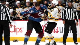 Среда. Денвер. "Колорадо" – "Бостон" – 6:3. Никита ЗАДОРОВ (слева) проиграл Адаму МАККУЭЙДУ по очкам.