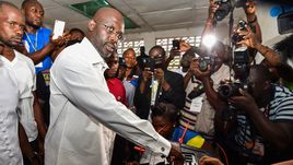 10 октября 2017. Джордж ВЕА голосует на президентских выборах.