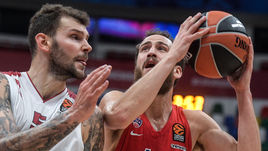 Четверг. Москва. ЦСКА - "Милан" - 93:84. Серхио РОДРИГЕС (справа) и Владимир МИЦОВ.