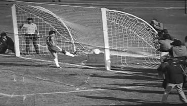 21 ноября. Сантьяго. Стадион «Насьональ». Форвард чилийцев Карлос КАССЕЛИ забивает мяч в пустые ворота не явившейся на игру сборной СССР.