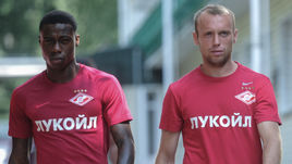 Денис ГЛУШАКОВ (справа) и Квинси ПРОМЕС полетели со "Спартаком" в Грозный на матч с "Ахматом".