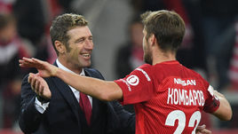 Главный тренер "Спартака" Массимо КАРРЕРА (слева) и Дмитрий КОМБАРОВ.