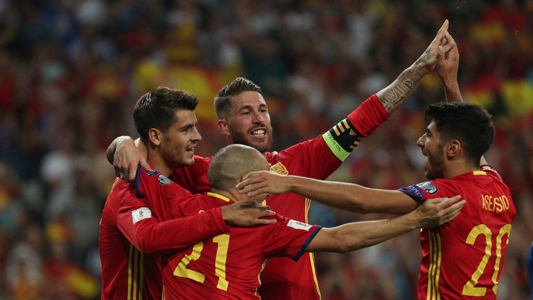 2 сентября. Мадрид. Испания - Италия - 3:0. Игроки сборной Испании празднуют третий гол. Фото REUTERS 2 сентября. Мадрид. Испания - Италия - 3:0. Игроки сборной Испании празднуют третий гол. Фото REUTERS