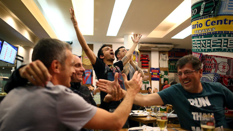 Болельщики празднуют выход сборной Аргентины на ЧМ-2018. Фото REUTERS Болельщики празднуют выход сборной Аргентины на ЧМ-2018. Фото REUTERS