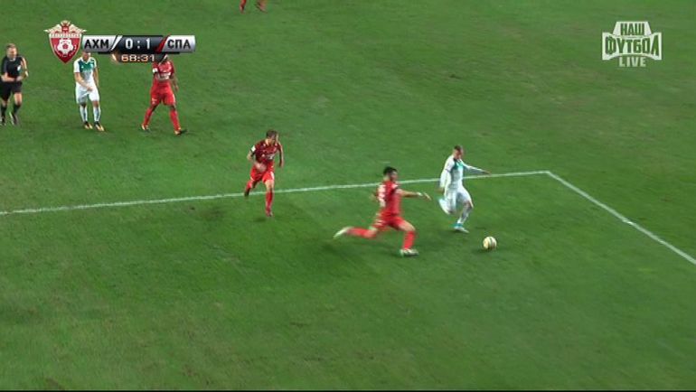 Сердар Таски не дотянулся до мяча и сбил с ног Бернарда Беришу. Сердар Таски не дотянулся до мяча и сбил с ног Бернарда Беришу.