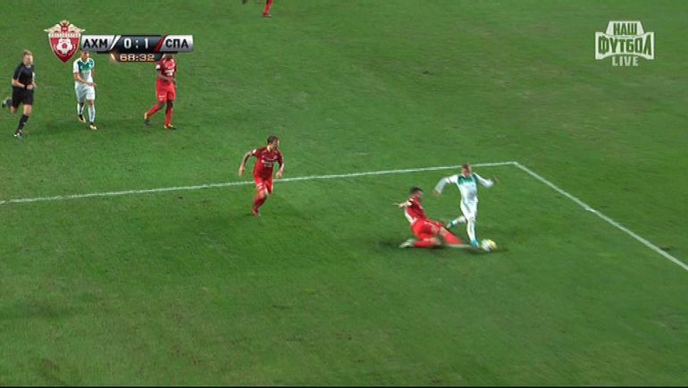 Сердар Таски не дотянулся до мяча и сбил с ног Бернарда Беришу. Сердар Таски не дотянулся до мяча и сбил с ног Бернарда Беришу.