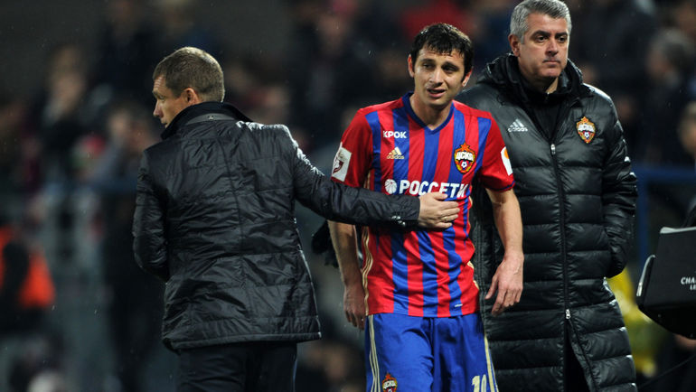 Получив рецидив, Алан ДЗАГОЕВ (в центре) не смог помочь сборной России на Кубке конфедераций. Фото Алексей ИВАНОВ Получив рецидив, Алан ДЗАГОЕВ (в центре) не смог помочь сборной России на Кубке конфедераций. Фото Алексей ИВАНОВ