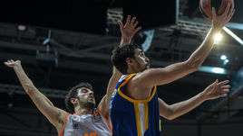 Сегодня. Мытищи. "Химки" - "Валенсия" - 75:70. Алексей ШВЕД (в синем) вновь стал главным действующим лицом матча, набрав 19 очков.