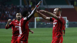 Вчера. Грозный. "Ахмат" - "Спартак" - 1:2. 30-я минута. Александр САМЕДОВ и Квинси ПРОМЕС поздравляют Дениса ГЛУШАКОВА (справа), который только что забил первый гол красно-белых.