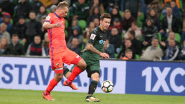 Суббота. Краснодар. "Краснодар" - ЦСКА - 0:1. Автор победного гола Алексей БЕРЕЗУЦКИЙ (слева) против Федора СМОЛОВА.