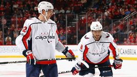 Евгений КУЗНЕЦОВ (слева) и Александр ОВЕЧКИН не уберегли свою команду от разгрома.