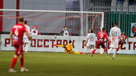 Сегодня. Уфа. "Уфа" - "Локомотив" - 1:0. Силвестр ИГБУН (№44) поражает ворота гостей.