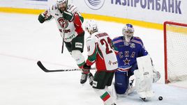 Воскресенье. Санкт-Петербург. СКА - "Ак Барс" - 2:3 ОТ. 63-я минута. Хоккеисты гостей Александр СВИТОВ (слева) и Василий ТОКРАНОВ празднуют победный гол в ворота Игоря ШЕСТЕРКИНА.