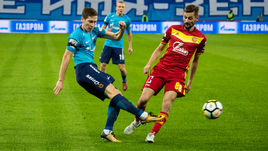 Воскресенье. Санкт-Петербург. "Зенит" - "Арсенал" - 0:1. Далер КУЗЯЕВ (слева) и Игорь ШЕВЧЕНКО.