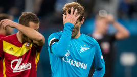 Вчера. Санкт-Петербург. "Зенит" - "Арсенал" - 0:1. Александр КОКОРИН (справа) после финального свистка.