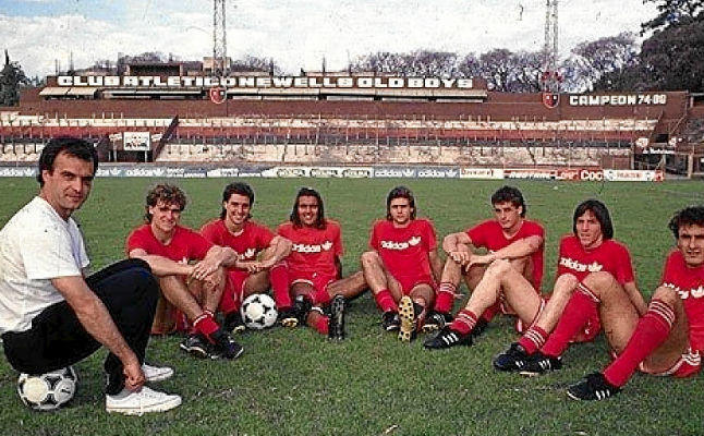 Марсело БЬЕЛСА (слева) и его подопечные. Фото Estadio Deportivo Марсело БЬЕЛСА (слева) и его подопечные. Фото Estadio Deportivo