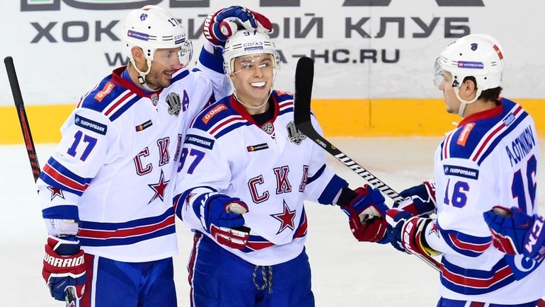 Никита ГУСЕВ (в центре), Илья КОВАЛЬЧУК (слева) и Сергей ПЛОТНИКОВ. Фото photo.khl.ru Никита ГУСЕВ (в центре), Илья КОВАЛЬЧУК (слева) и Сергей ПЛОТНИКОВ. Фото photo.khl.ru