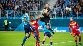 Воскресенье. Санкт-Петербург. "Зенит" - "Арсенал" - 0:1. Владимир ГАБУЛОВ и его партнеры остановили лидера чемпионата и нанесли ему первое поражение в премьер-лиге при Роберто Манчини.