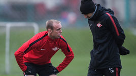 Вчера. Тарасовка. Денис ГЛУШАКОВ (слева) и Массимо КАРРЕРА.