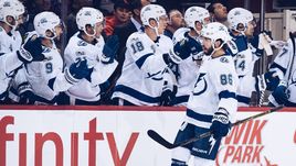 Сегодня. Детройт. "Детройт" - "Тампа-Бэй" - 2:3. Никита КУЧЕРОВ празднует очередной гол.