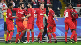 Сегодня. Москва. "Спартак" - "Севилья" - 5:1. Красно-белые отмечают очередной забитый мяч.