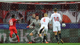 Вторник. Москва. "Спартак" - "Севилья" - 5:1. 18-я минута. Автор первого и пятого голов красно-белых Квинси ПРОМЕС открывает счет в матче.