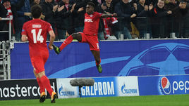 Вторник. Москва. "Спартак" - "Севилья" - 5:1. Квинси ПРОМЕС (справа) празднует забитый гол.