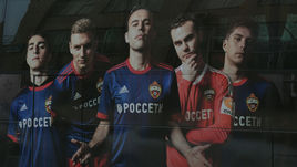 Вчера. Москва. Фотографии юных армейцев Астемира Гордюшенко (слева), Федора Чалова (второй слева) и Тимура Жаматлединова (справа) уже присутствуют на клубном автобусе вместе со снимками старожилов Бибраса Натхо (в центре) и Игоря Акинфеева.