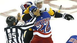 Вторник. Нью-Йорк. "Рейнджерс" – "Питтсбург" – 4:5 ОТ. Драка Евгения МАЛКИНА и Кевина ШАТТЕНКИРКА (22).