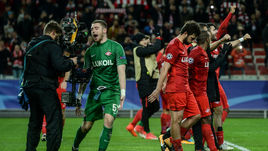 Вторник. Москва. "Спартак" - "Севилья" - 5:1. Красно-белые благодарят болельщиков за поддержку.