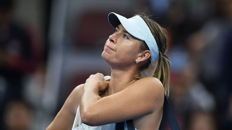 Мария ШАРАПОВА покидает турнир в Пекине после поражения от Симоны ХАЛЕП. Фото AFP Мария ШАРАПОВА покидает турнир в Пекине после поражения от Симоны ХАЛЕП. Фото AFP