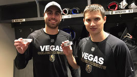 Вчера. Лас-Вегас. "Вегас" - "Бостон" - 3:1. Нападающий "Вегаса" Вадим ШИПАЧЕВ (справа) и его партнер Алекс ТАК с памятными шайбами, которые стали для игроков первыми, заброшенными в НХЛ.