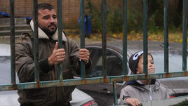 Вторник. Москва. Алексей ЕРЕМЕНКО с сыном Даниилом наблюдает за игрой младшего брата Сергея в матче молодежной Лиги УЕФА.