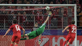 Вторник. Москва. Тушино. "Спартак" - "Севилья" - 5:1. Александр СЕЛИХОВ спасает команду в одном из ключевых эпизодов игры.