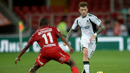 31 июля. Москва. Тушино. "Спартак" - "Краснодар" - 2:0. Павел МАМАЕВ против ФЕРНАНДУ в одном из своих шести матчей в этом сезоне.