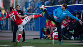 6 мая 2016 года. Санкт-Петербург. "Зенит-2" - "Спартак-2" - 3:0. Главный тренер хозяев Владислав РАДИМОВ и полузащитник красно-белых Георгий МЕЛКАДЗЕ.