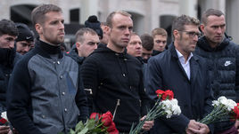 "Тем, кто с нашей командой навсегда". Глушаков и Каррера возложили венок в Лужниках