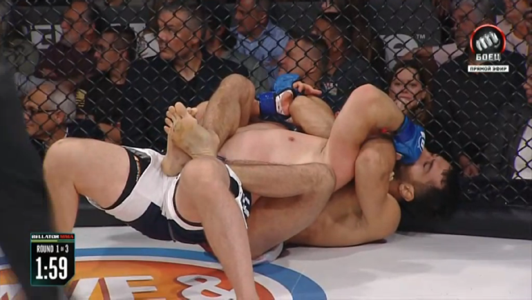 Мусаси пытается перевести бой в партер.