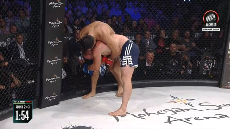 Голландец продолжает делать акцент на удушающие.