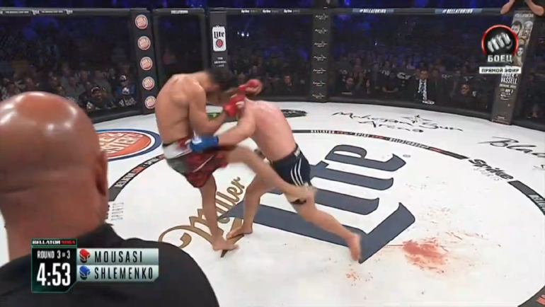 В третьем раунде Шлеменко идет вперед со всей мощью.