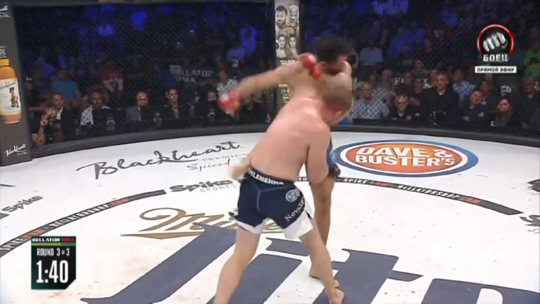 Россиянин едва не укладывает соперника на настил.