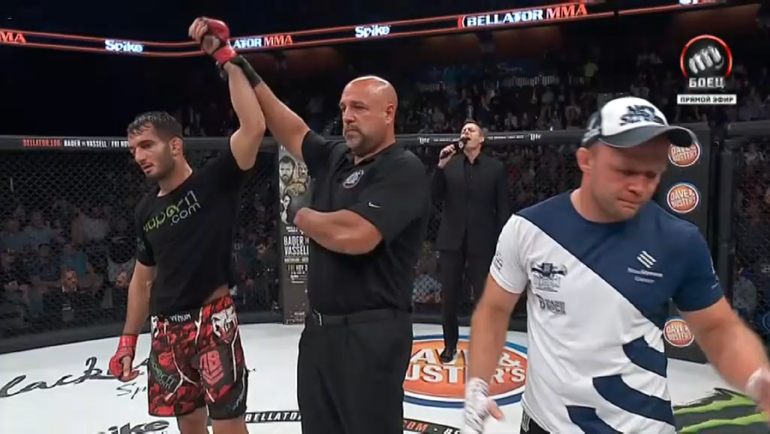 Почему-то судьи присуждают победу голландцу.