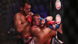 Пятница. Анкасвилл. Герард МУСАСИ (слева) даже сам не понял, почему судьи отдали ему победу над Александром ШЛЕМЕНКО.