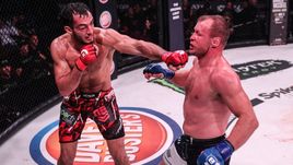 Сегодня. Анкасвилл. Александр ШЛЕМЕНКО (справа) проиграл Гегарду МУСАСИ крайне спорным решением судей.