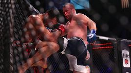 Сегодня. Анкасвилл. Александр ШЛЕМЕНКО (справа) атакует Гегарда МУСАСИ.