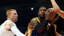 Вчера. Мытищи. "Химки" - "Жальгирис" - 85:77. Томас РОБИНСОН (справа) набрал 19 очков и оформил дабл-дабл.